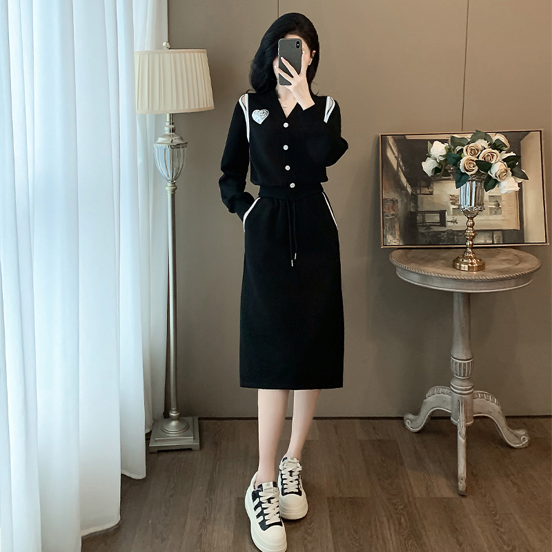 黑色休闲运动套装女秋季洋气显瘦开衫V领卫衣半身裙小个子两件套