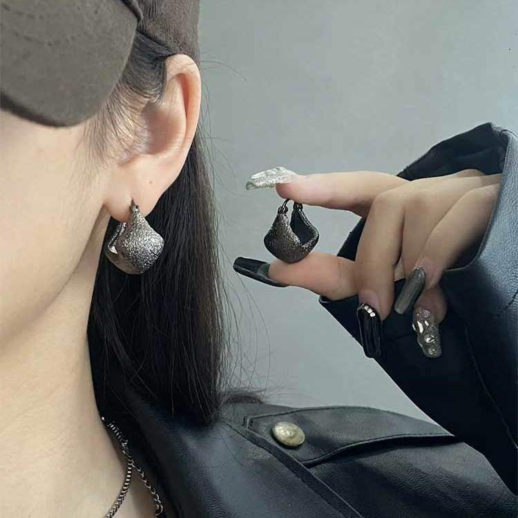 小众设计感枪黑色磨砂耳扣女2025年新款潮复古港风耳环高级感耳饰