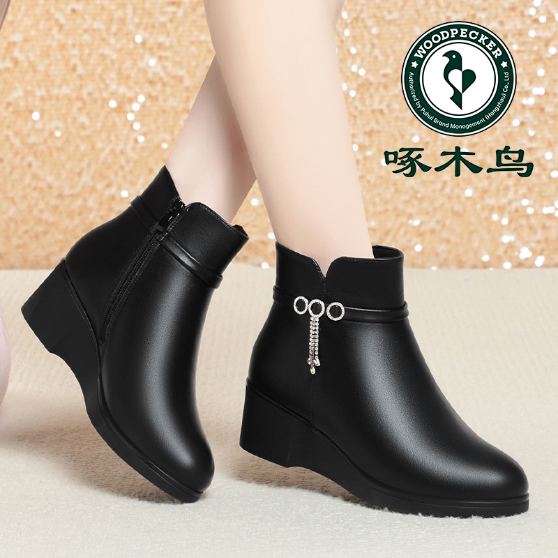 啄木鸟坡跟短靴女新款冬鞋软皮短筒靴子加绒皮鞋中老年妈妈鞋棉鞋