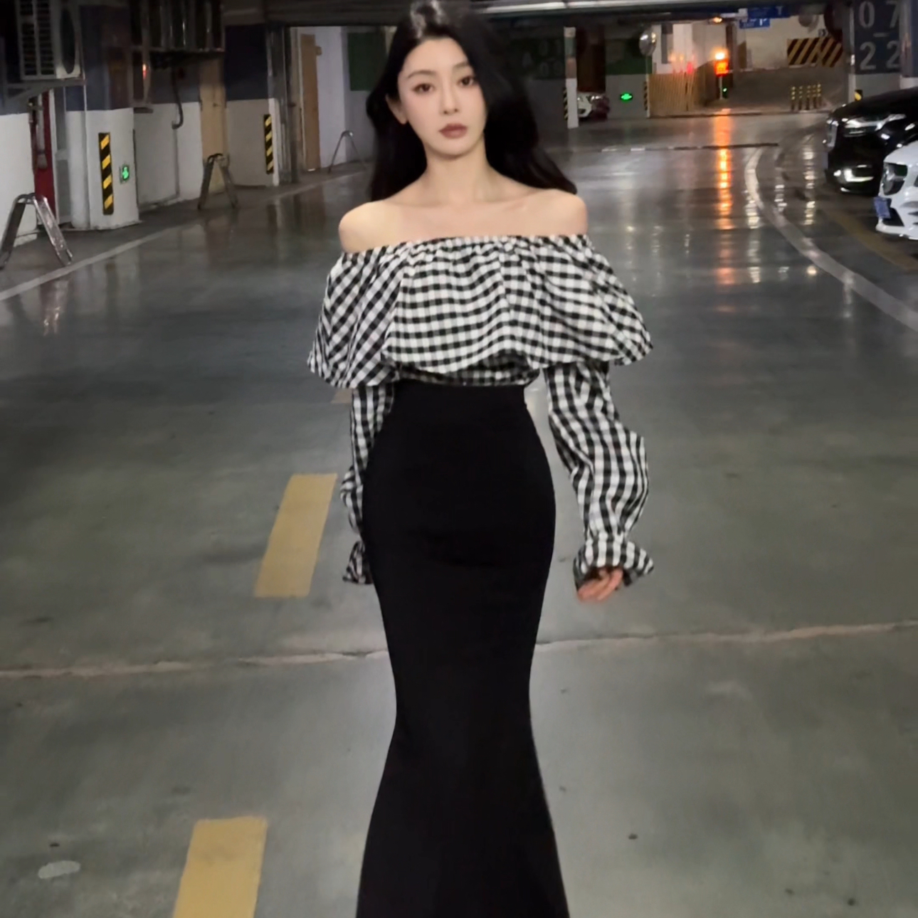 新款韩版气质显瘦时尚设计感小众收腰短款黑白格子一字肩上衣