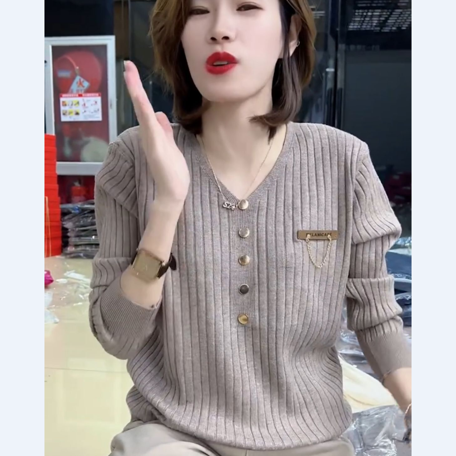 2025秋冬新针织衫上衣V领五粒扣打底衫女欧货重工保暖百搭毛衣女