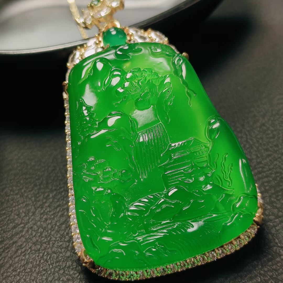 正品天然玉髓满绿色豪镶款山水牌吊坠