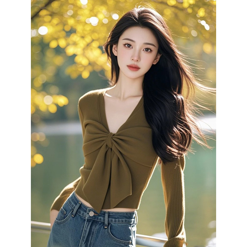 今年流行漂亮高级感气质橄榄绿色针织衫女早春设计感小众新款爆款