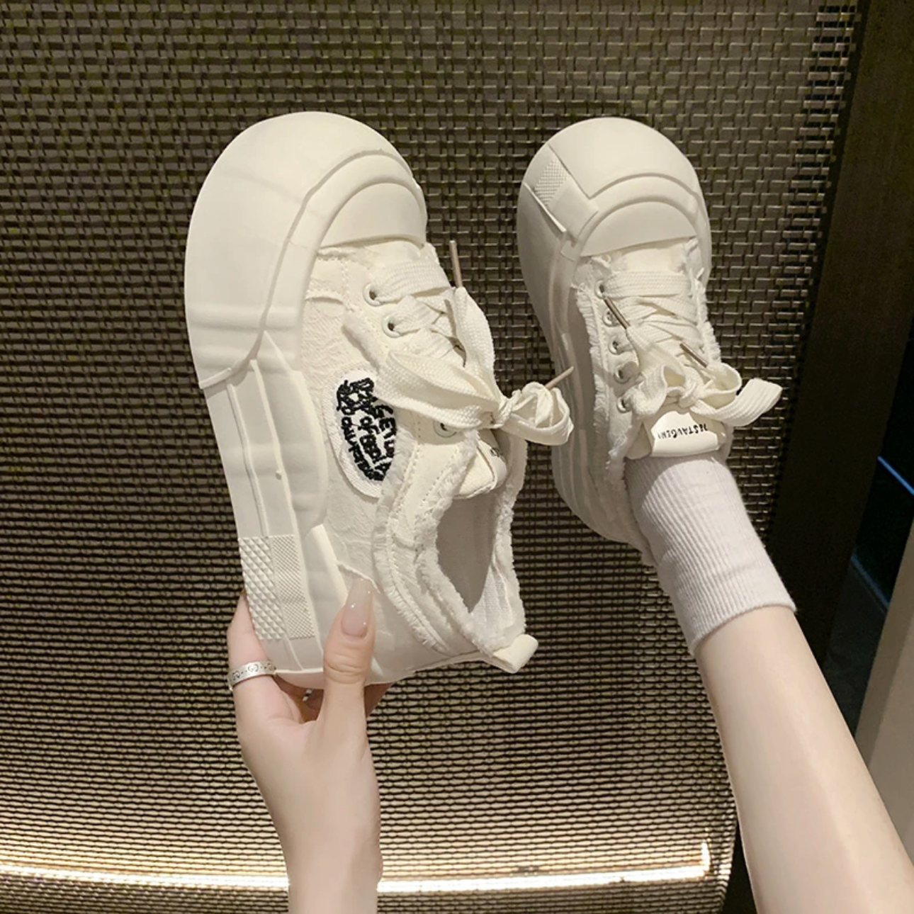 高颜值云朵鞋女2024夏季新款厚底增高圆头小众设计小香帆布板鞋子