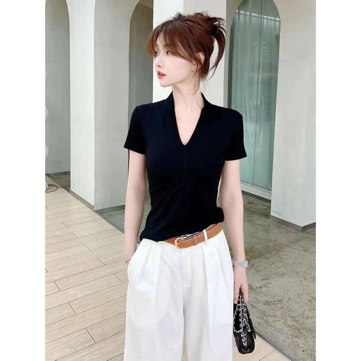 法式辣妹V领短袖T恤女2024年夏季新款百搭气质洋气女人味时髦上衣