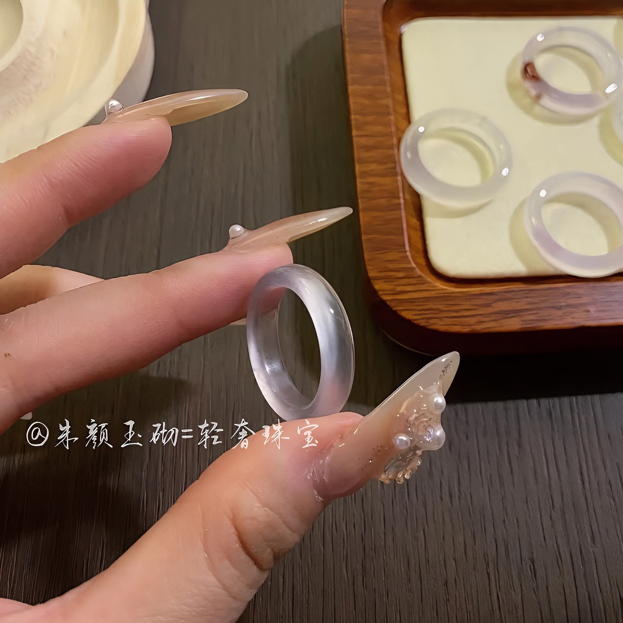 玛瑙玉指环女款冰种玉戒指素圈冰透翡翠色女戒指小众高级轻奢礼物