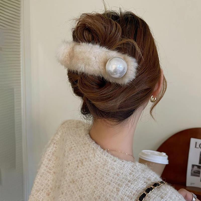 秋冬珍珠毛毛发夹新娘头饰后脑勺盘发高级感抓夹鲨鱼夹毛绒高颜值