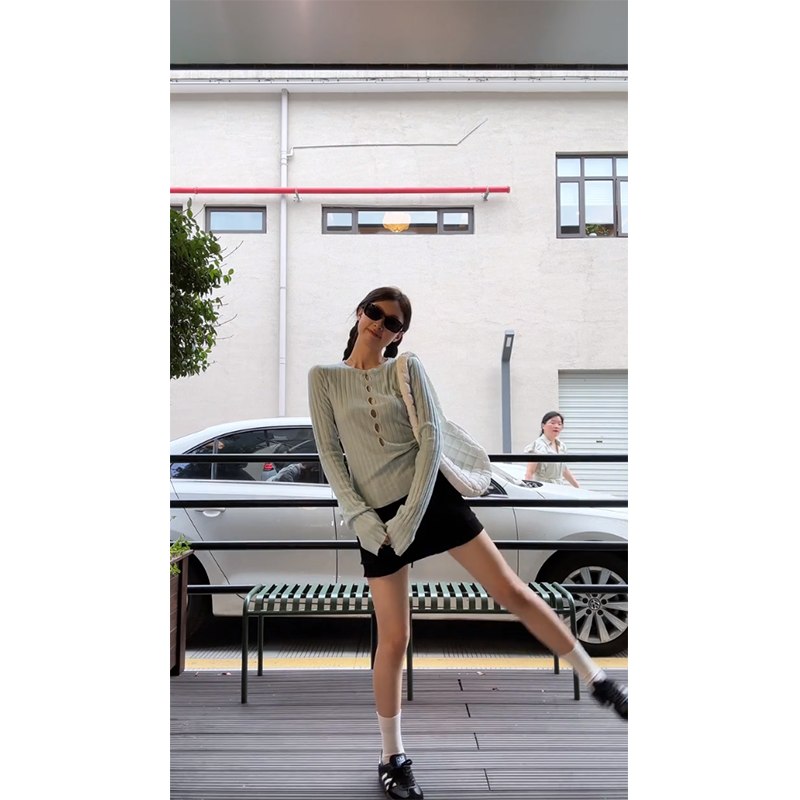 时尚穿搭早秋季慵懒风圆领镂空长袖显瘦百搭小众女士上衣韩版短裙
