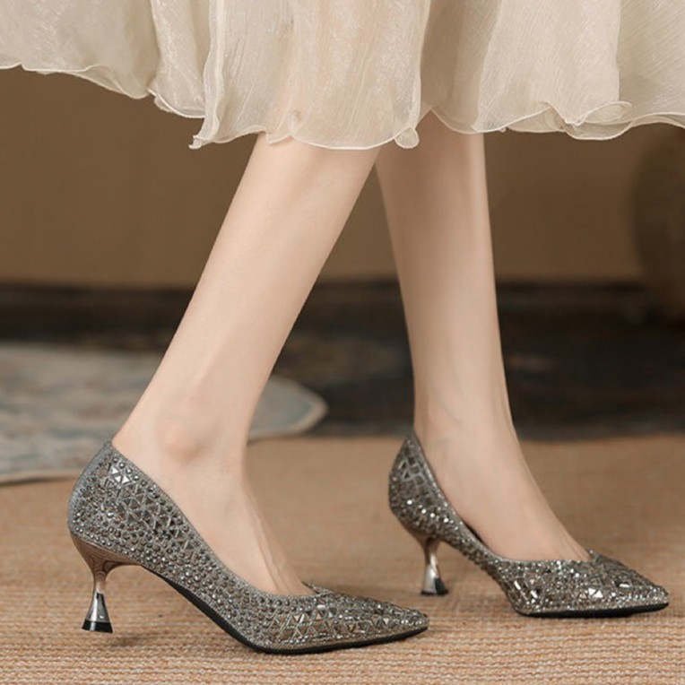 气质时尚软皮不累脚单鞋浅口轻奢高端尖头细跟软底水钻女士高跟鞋