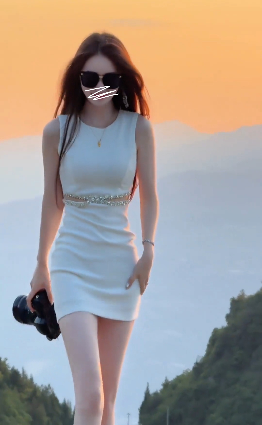 时尚设计款无袖修身显瘦包臀裙小黑裙设计感腰部镂空水钻连衣裙女