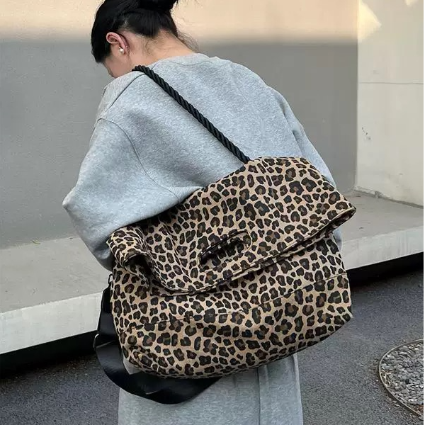 2025秋冬小众设计帆布托特包斜挎包大容量高级感通勤豹纹单肩包潮