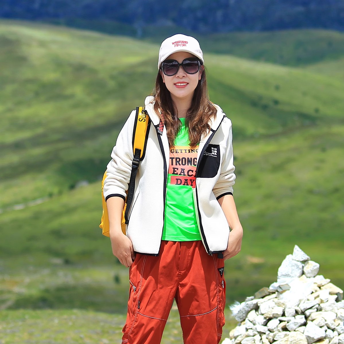 雪丘岛户外秋冬新款连帽抓绒衣开衫外套保暖修身显瘦跑步登山女