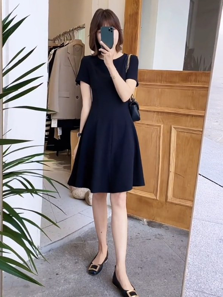 2025夏新款黑色高级正式场合赫本风气质小黑裙茶歇法式显瘦连衣裙