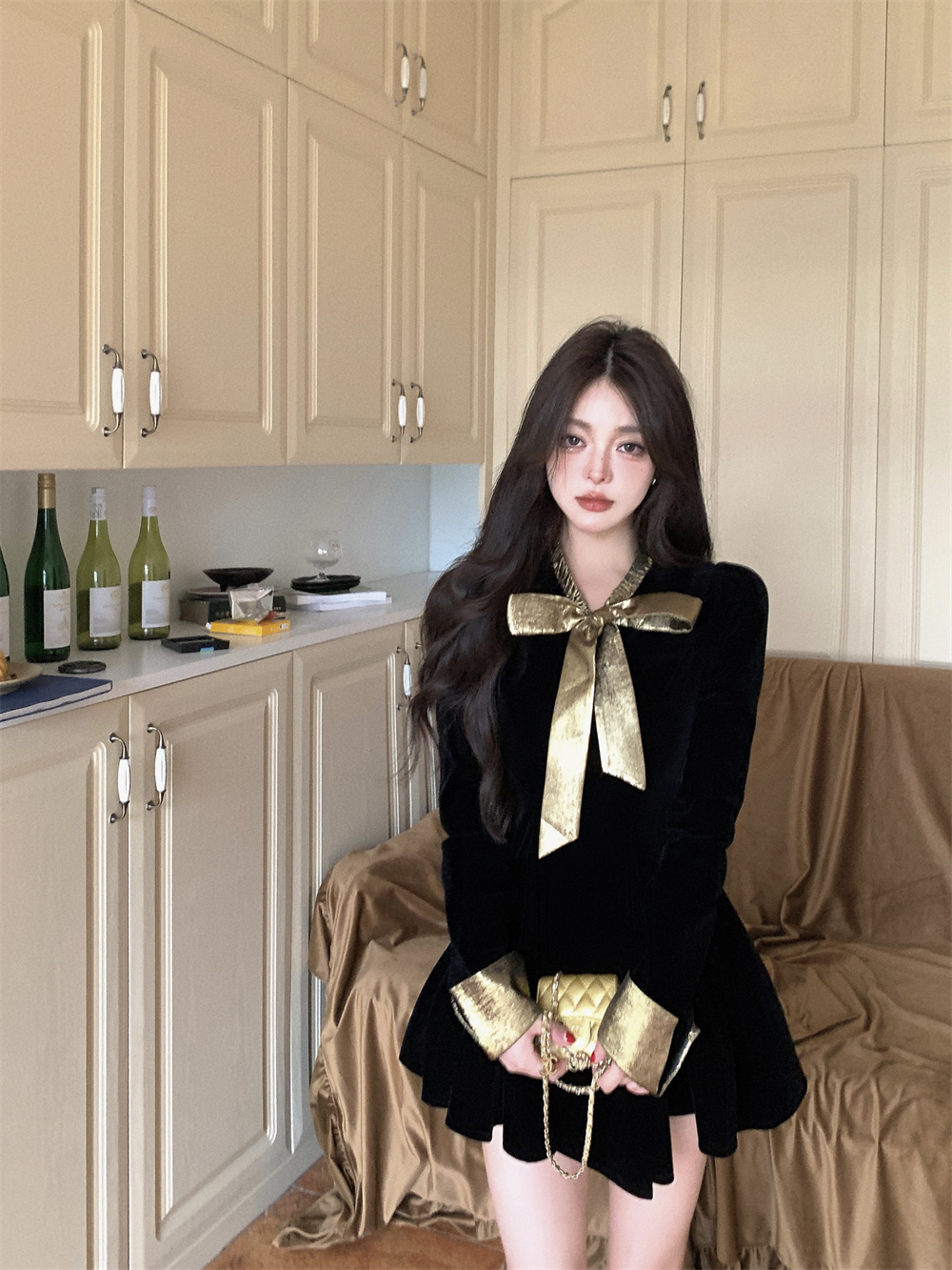 气质丝绒连衣裙长袖女装秋冬新款生日小礼裙法式时尚赫本风小黑裙