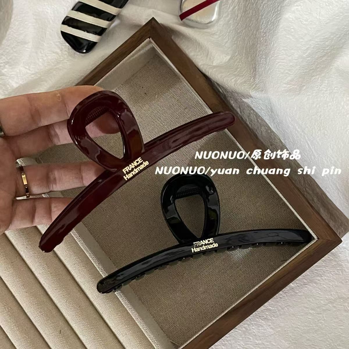 NUONUO韩国新款高级百搭质感字母新形抓夹大号发抓鲨鱼夹发饰