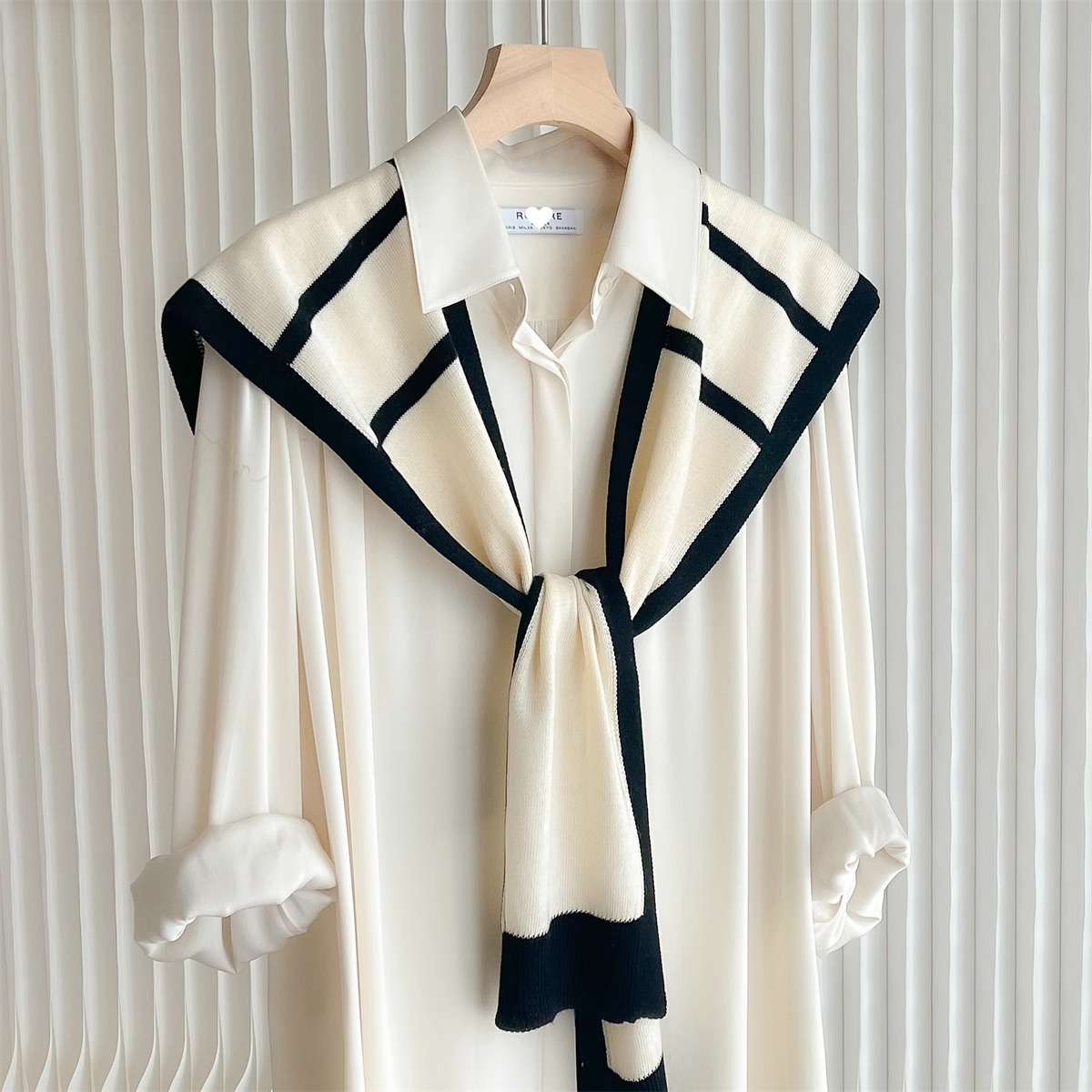 高能感2025新款春秋百搭气质条纹针织披肩女薄款护肩外搭洋气高端