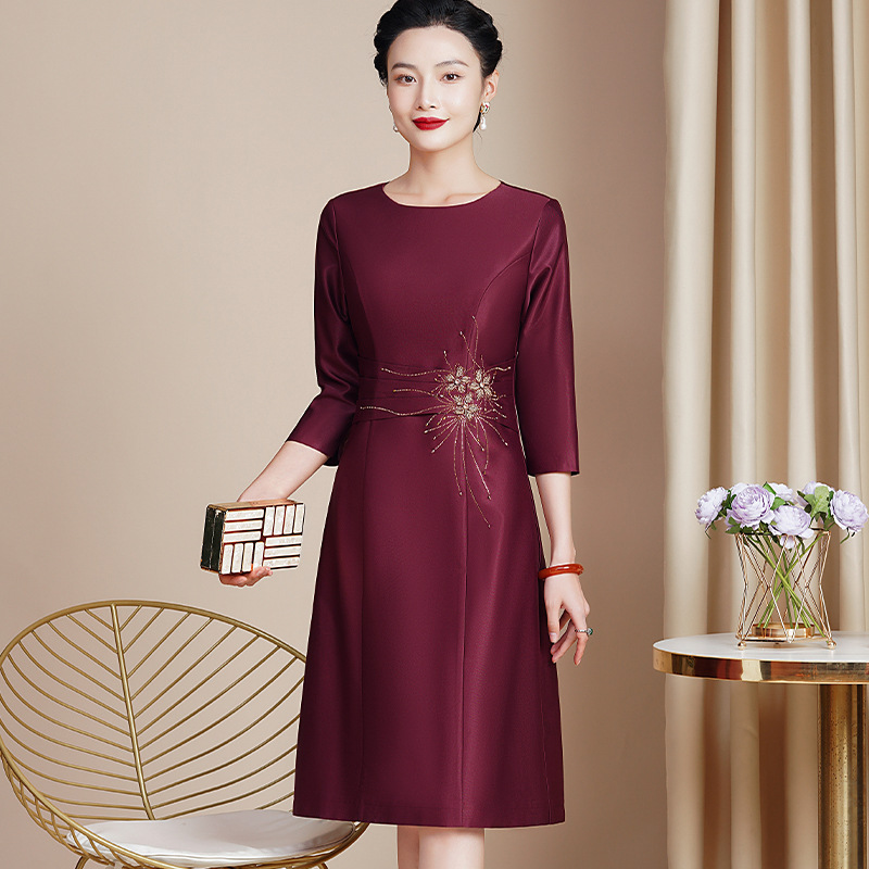 2025年高贵气质婚礼喜婆婆女装礼服裙妈妈参加婚礼显瘦紫红连衣裙