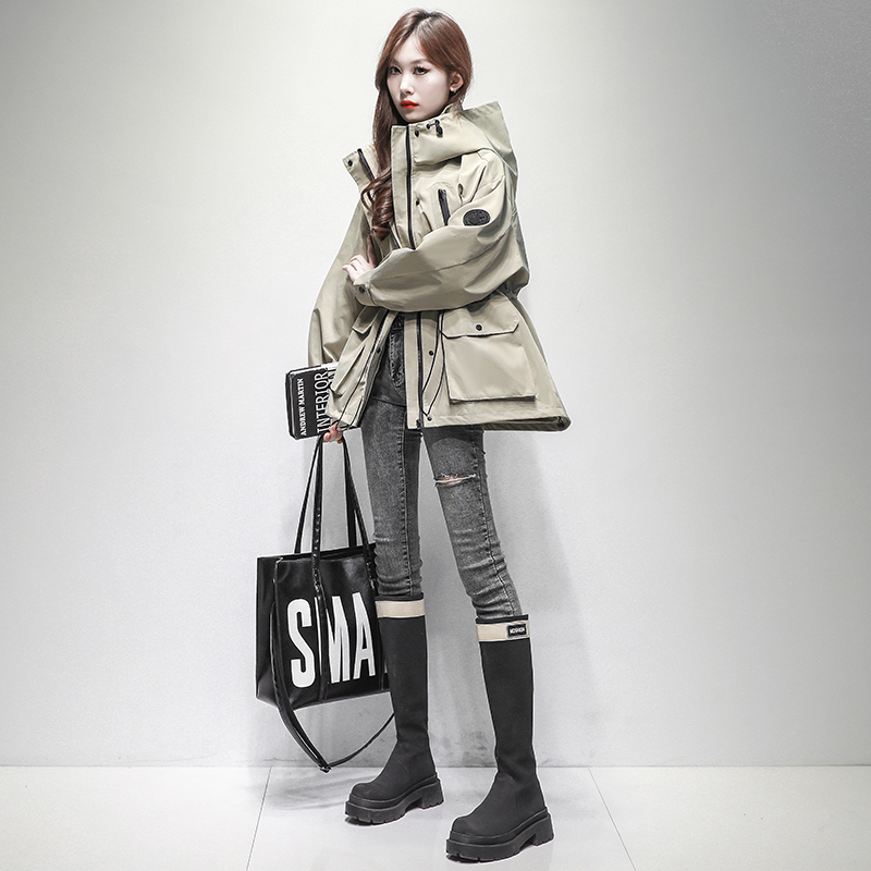 防风冲锋衣女款2025年秋季新款时尚小个子收腰连帽工装风衣外套潮