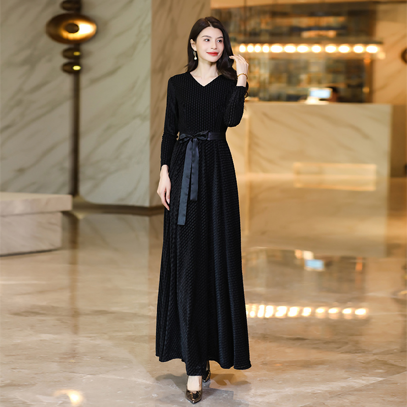 黑色金丝绒连衣裙秋时尚新款高级感气质V领修身显瘦大摆长裙022