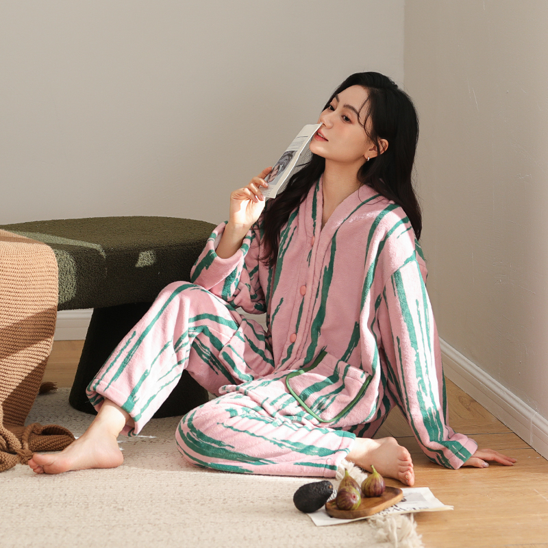 冬季珊瑚绒睡衣女加厚加绒保暖V领可外穿秋冬款法兰绒家居服套装