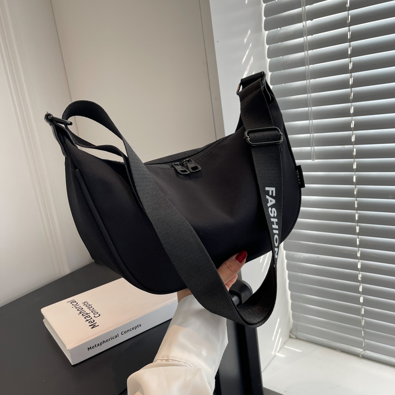 休闲百搭小众尼龙布春夏2023新款绿色系包包斜挎包简约时尚月牙包