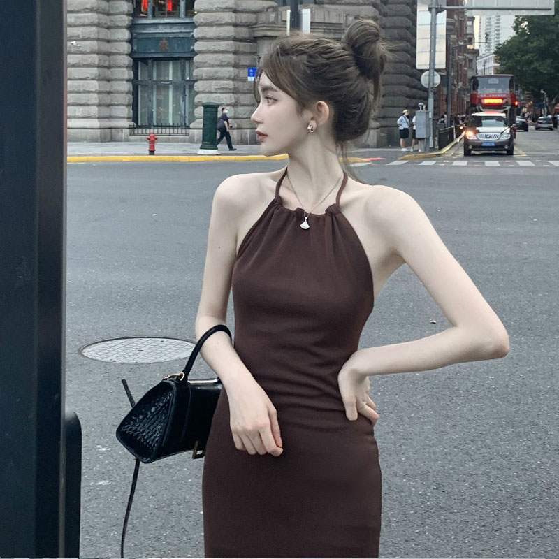 2024夏天别致女神气质设计感小众吊带连衣裙质感高级挂脖露背裙子