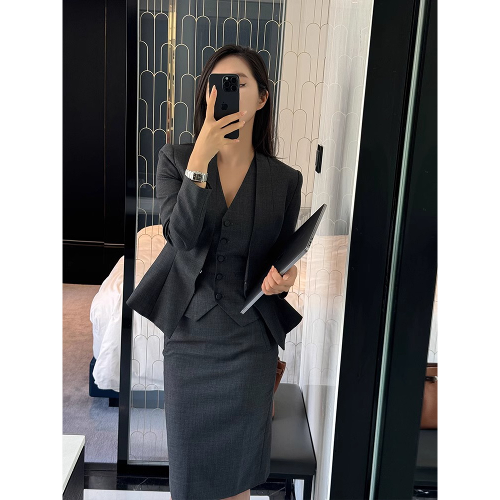 高级感2024秋季新款气质都市精英西装马甲半身裙深灰三件套套装女