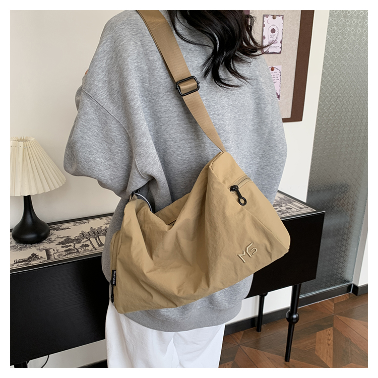 2025男女同款时尚百搭休闲日常大容量便携多功能收纳休闲包