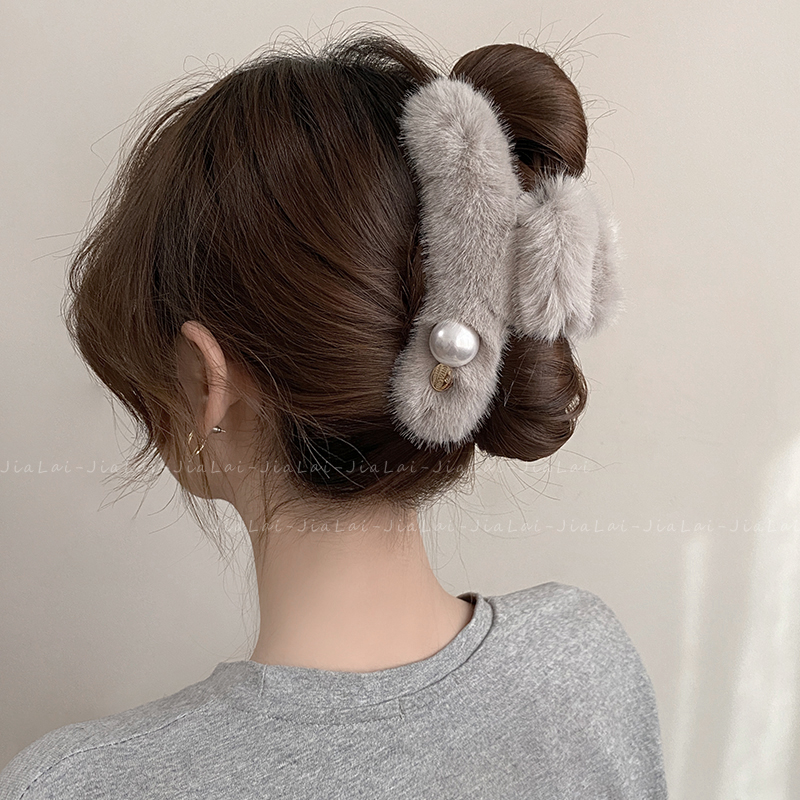 高级灰大号毛绒抓夹秋冬2024新款发夹女后脑勺鲨鱼夹毛毛发抓头饰