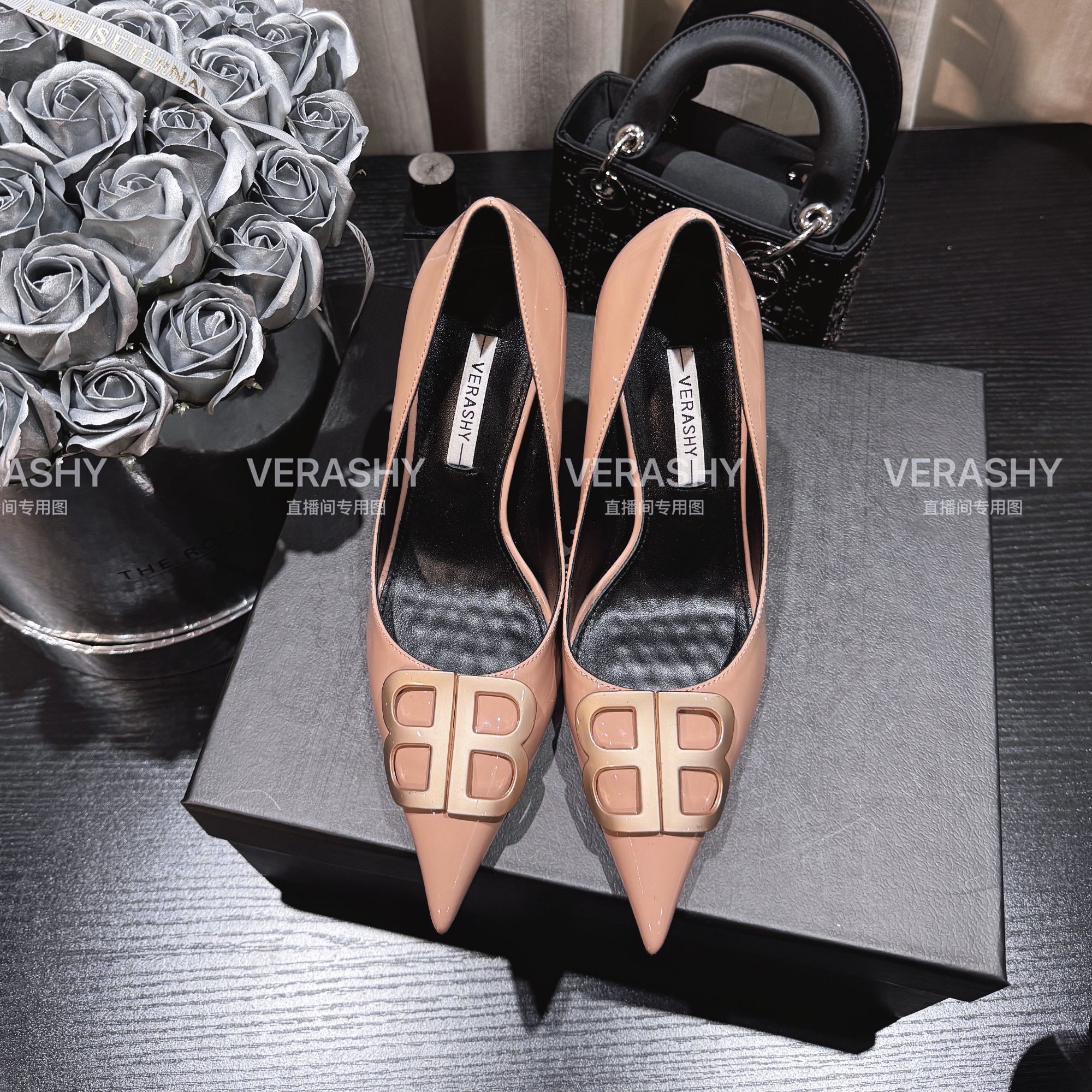【VERSHY】裸色纯欲风 25年秋冬霸屏 双B金属扣时尚细跟尖头高跟鞋