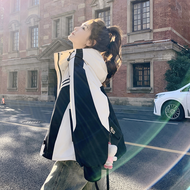 高级感超好看黑白撞色冲锋衣女2025春装新款小个子风衣短外套