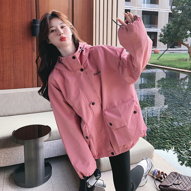 树莓粉连帽冲锋衣女春秋2025新款宽松休闲百搭减龄工装风衣短外套