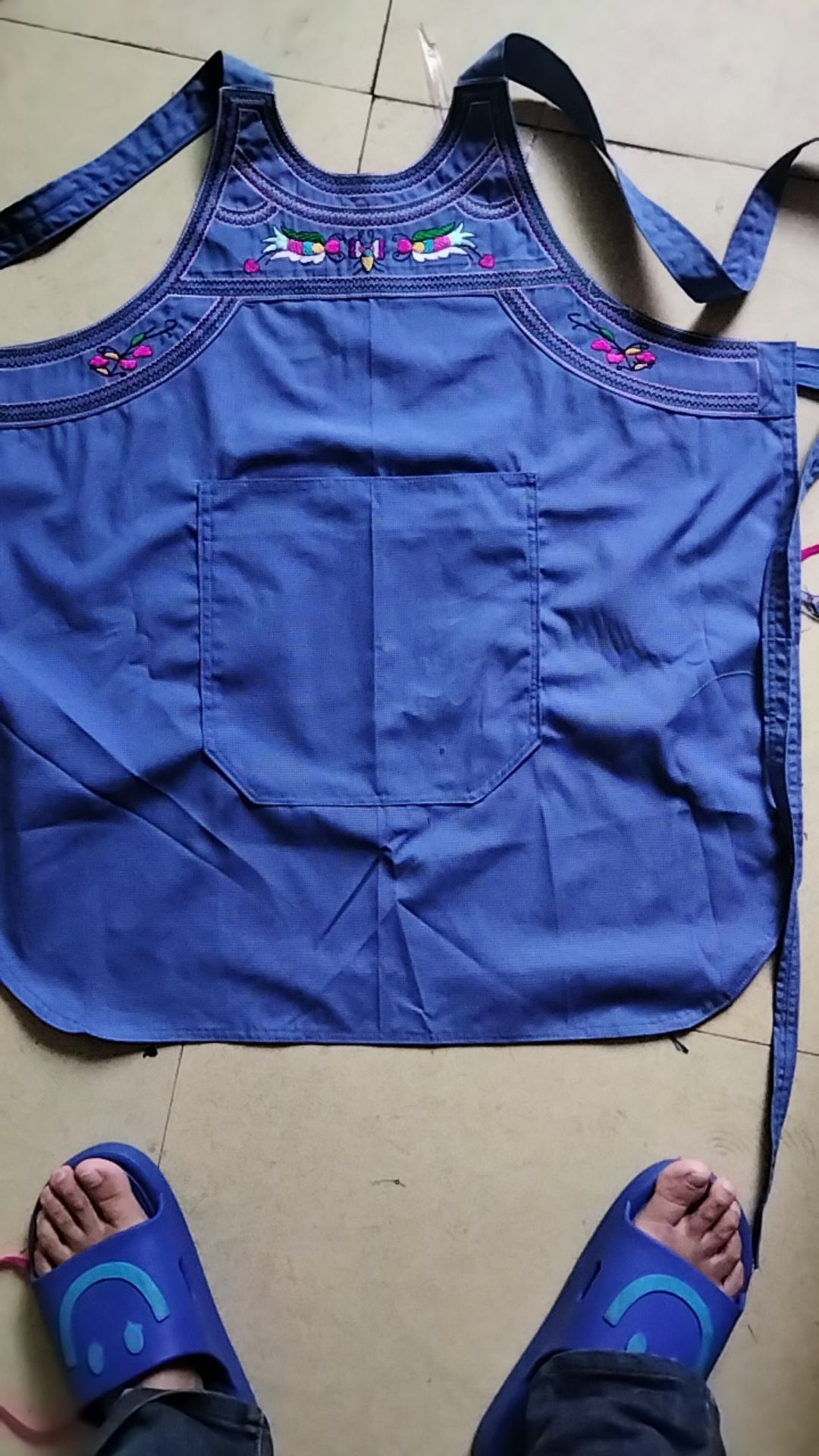 布依族绣花围裙少数民族特色围腰厨房防尘工作服成人家用时尚做饭