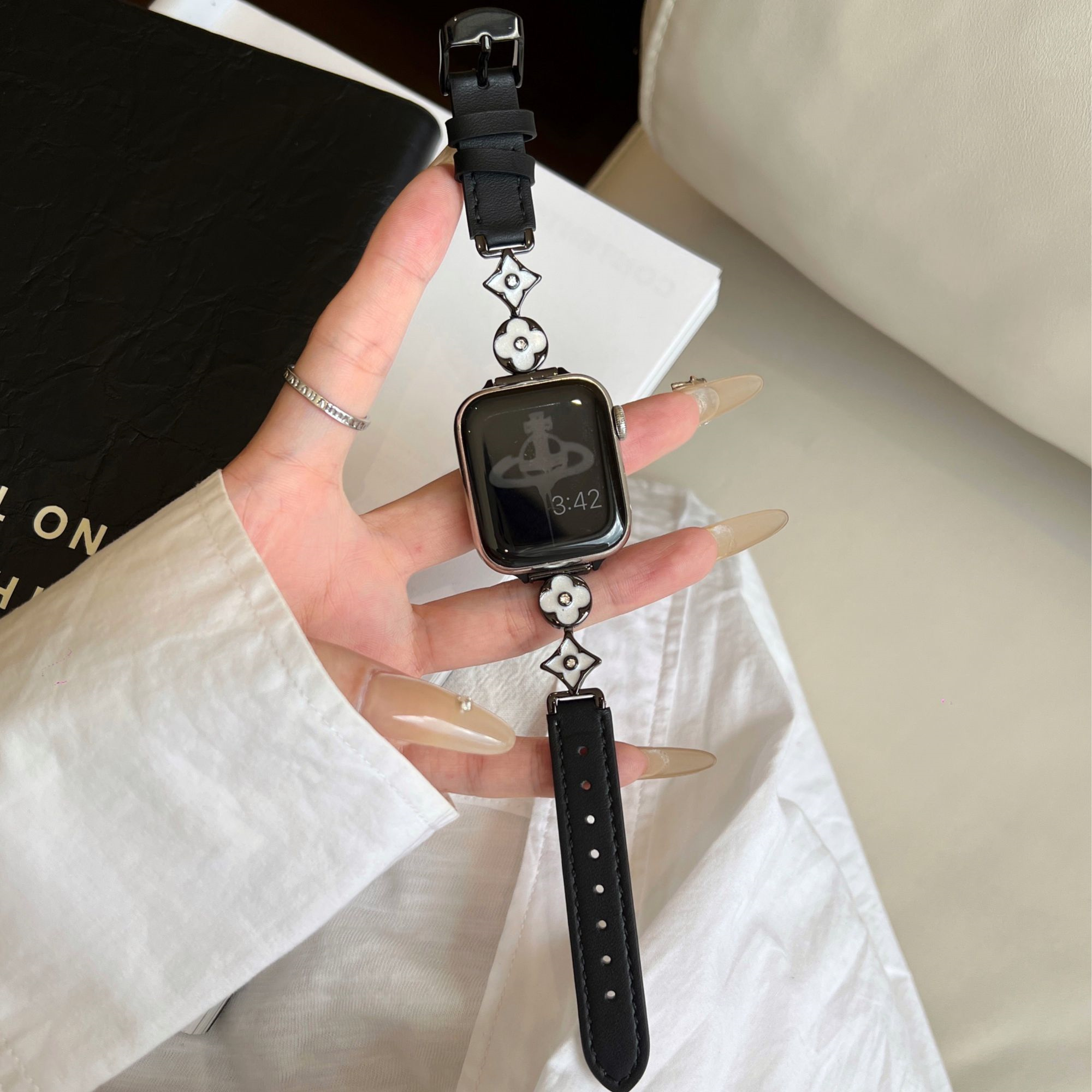 适用AppleWatchS10高级watchS98se2女新款四叶草金属真皮细款表带