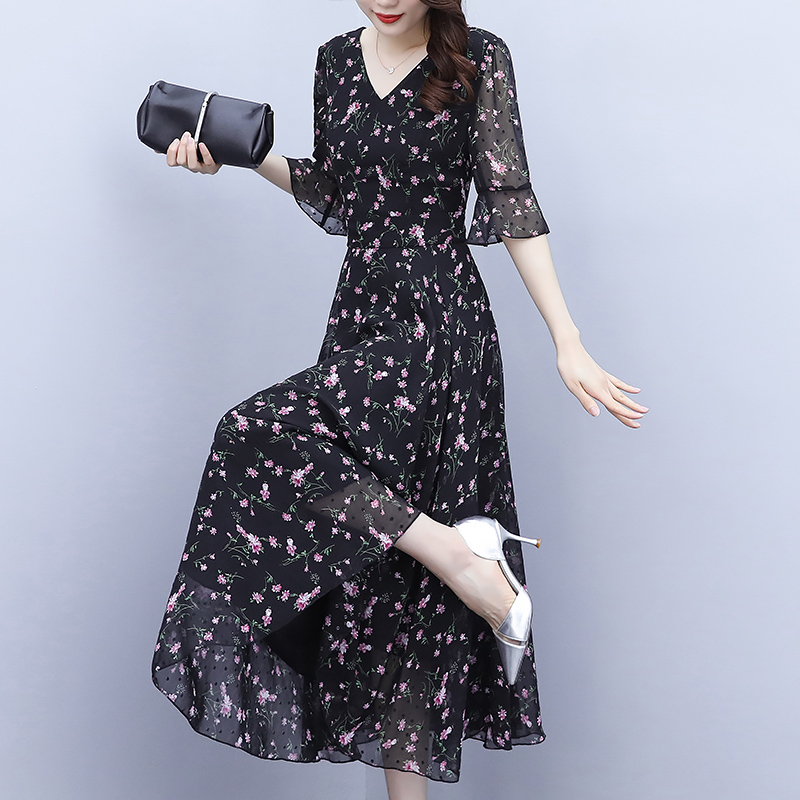 黑色小雏菊碎花长款连衣裙女2025夏新款大摆V领波西米亚沙滩长裙