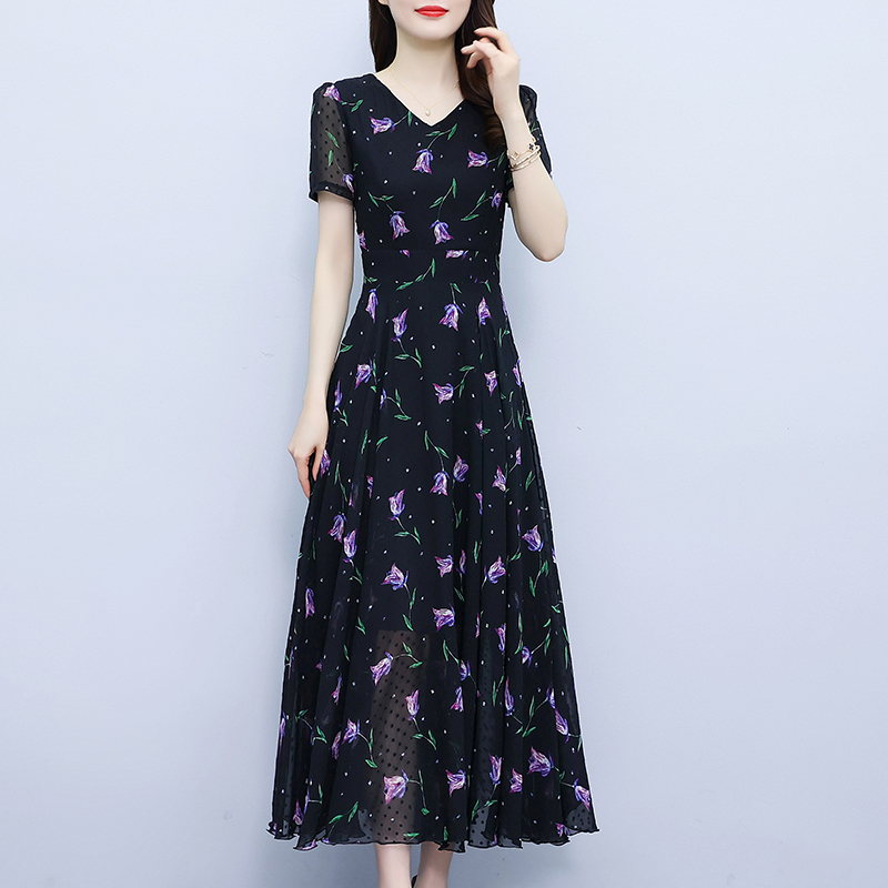 短袖雪纺连衣裙2025年夏季新款V领剪花气质显瘦大摆中长款沙滩裙