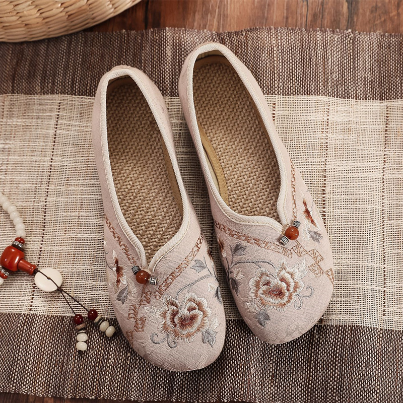 春季新款老北京布鞋女平底绣花鞋老人奶奶鞋软底妈妈鞋民族风单鞋