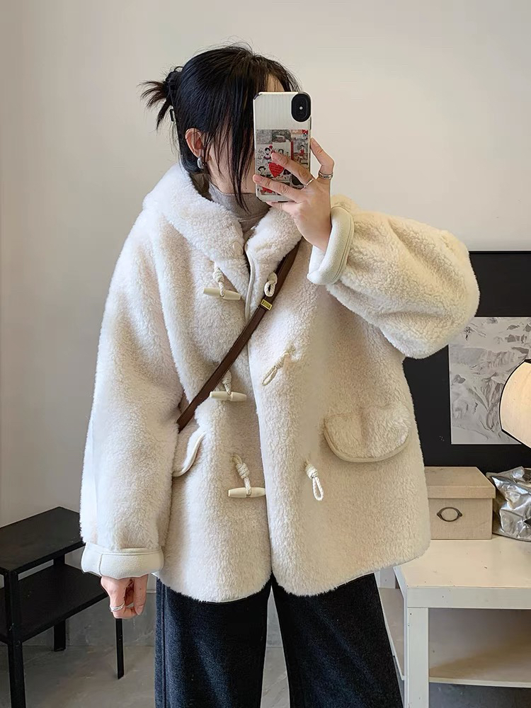皮毛一体连帽羊羔毛绒外套女大衣女秋冬季保暖牛角扣加绒加厚上衣