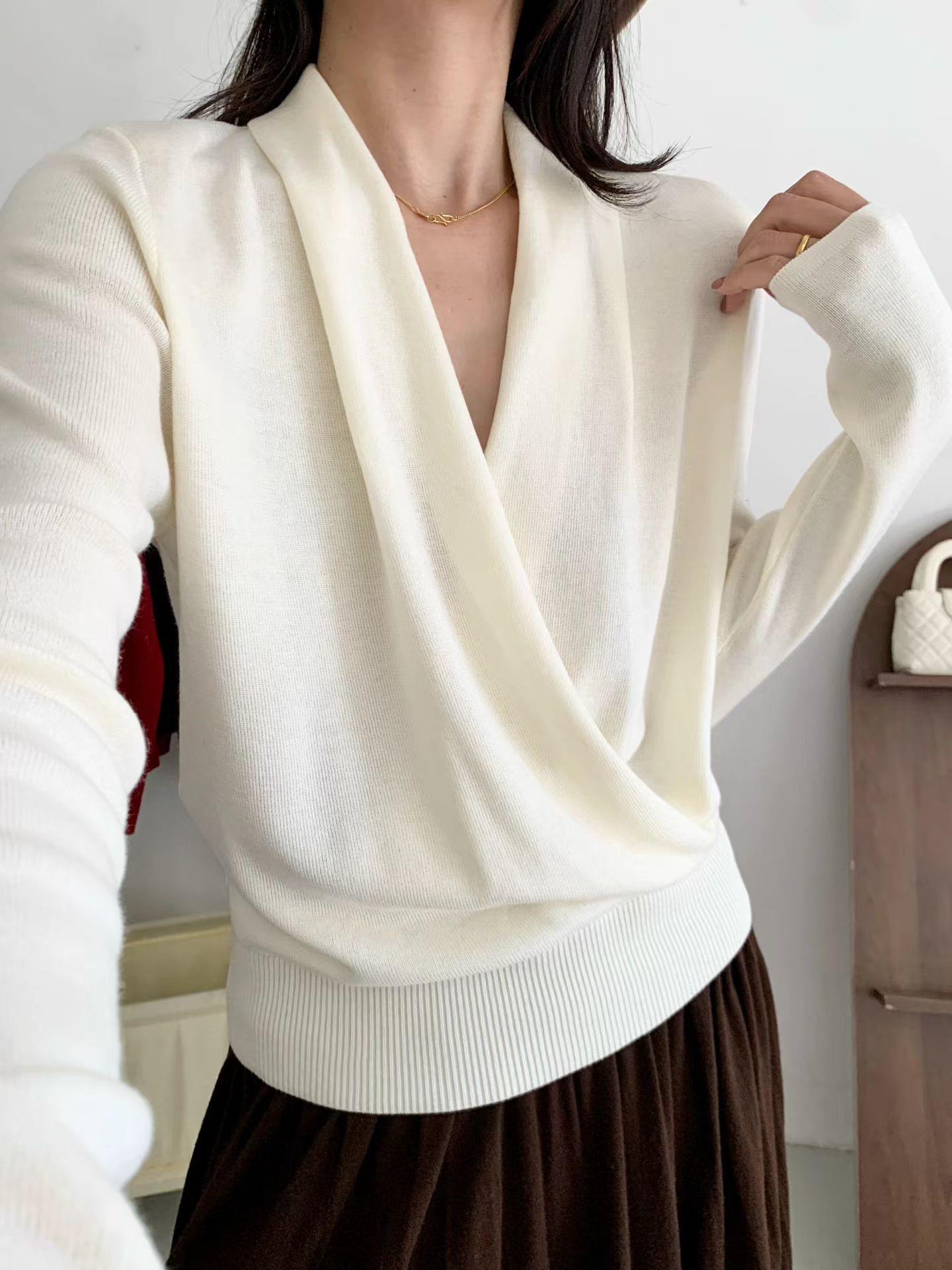 韩系法式交叉领设计软糯针织打底衫气质时尚百搭纯色显瘦长袖女潮