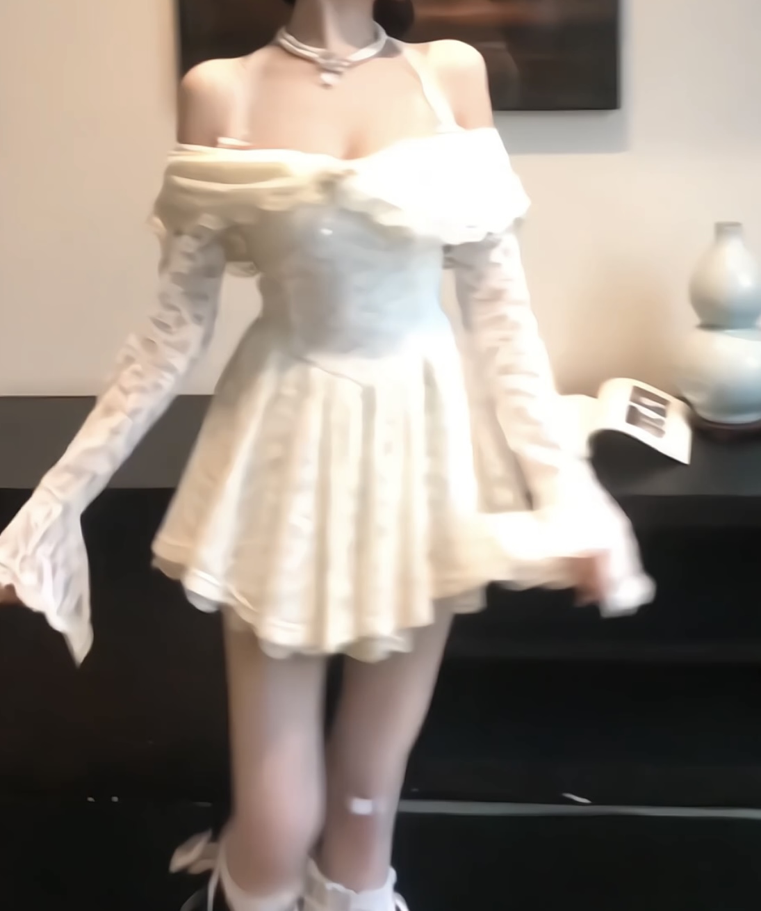 月光芭蕾 秋季新款纯欲千金风生日公主白色一字肩喇叭袖连衣裙