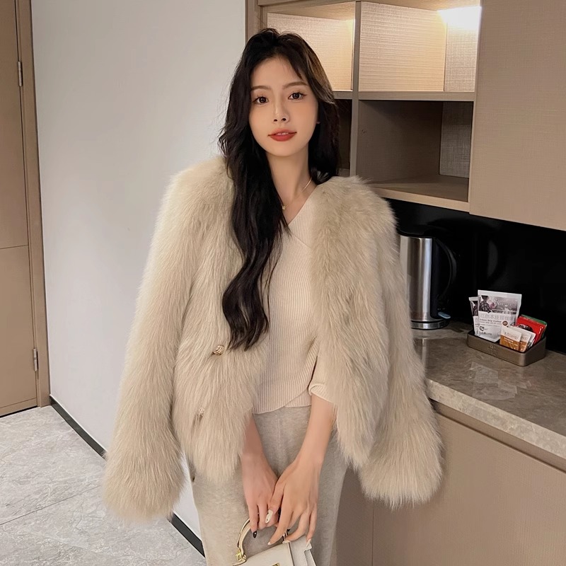 年轻版环保皮草毛毛外套女冬短款2025新款显瘦小个子仿狐狸毛上衣