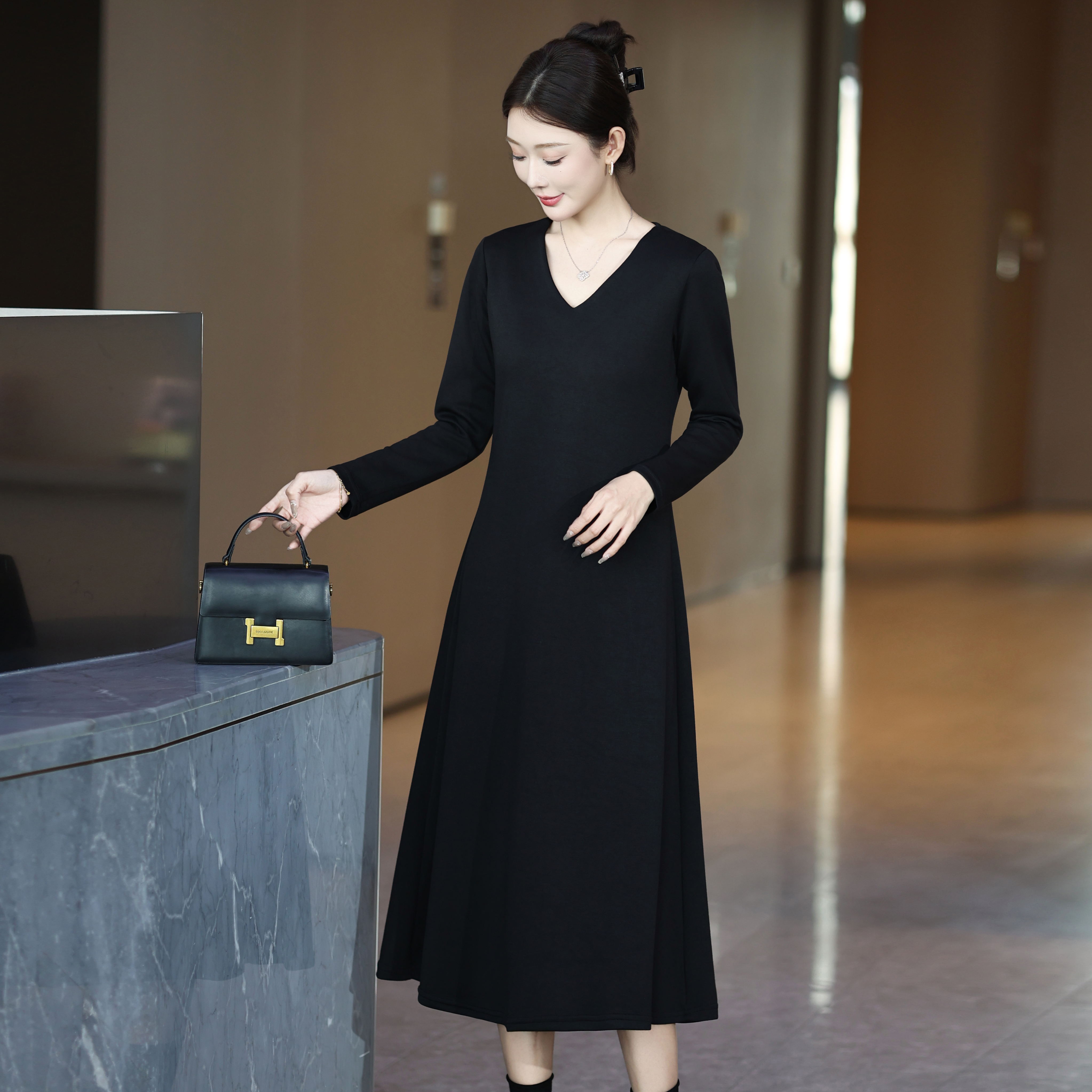 【正品现货】秋冬新款女高弹显瘦百搭打底V领连衣裙-709