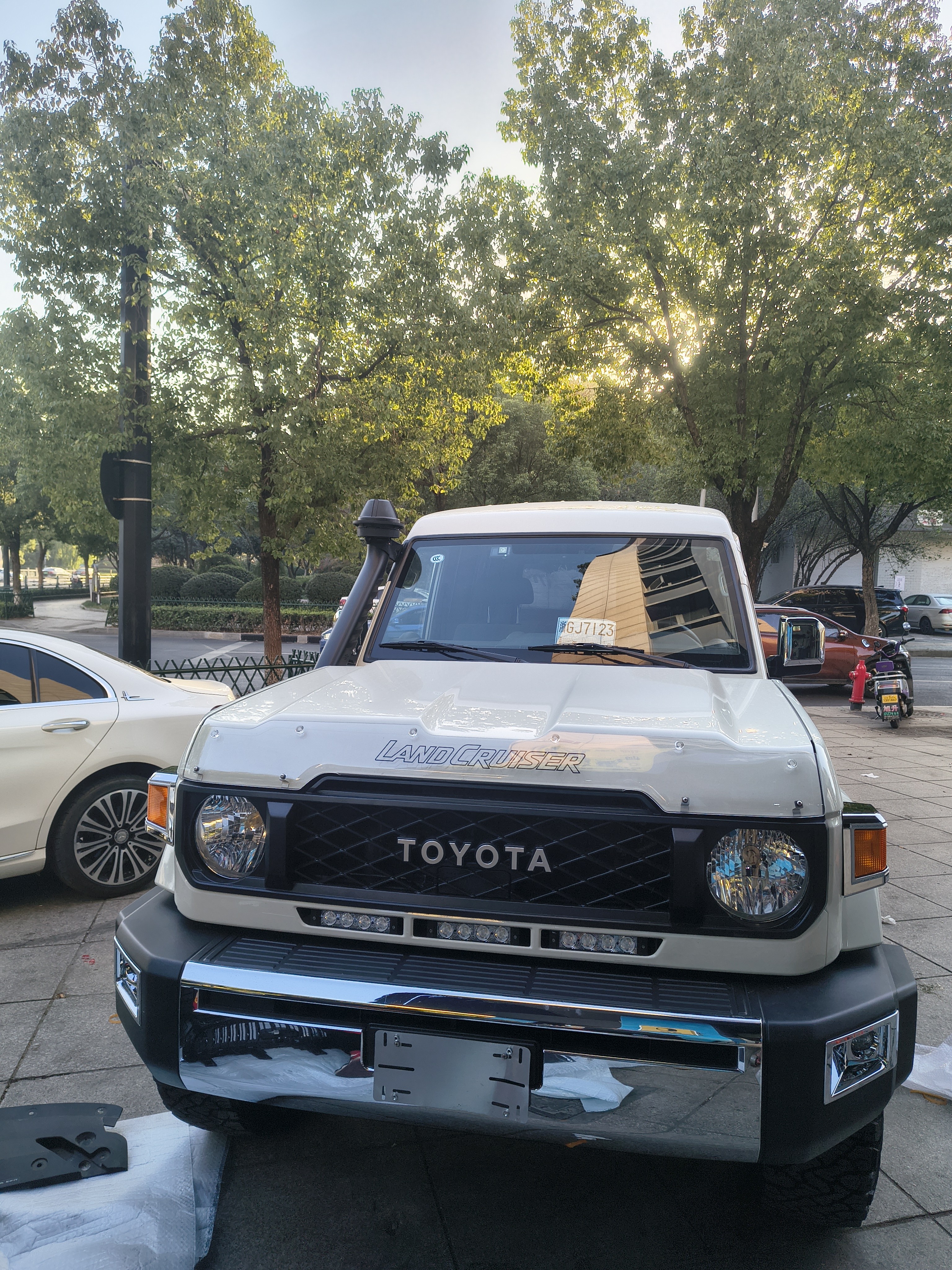 丰田LC78改装18寸轮毂 这款轮毂抗撞击度更强 。