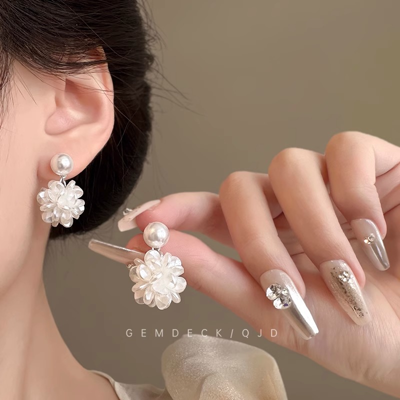 铜合金耳饰 法式温柔白色绣球花珠珠耳钉森系超仙花朵耳环耳饰女
