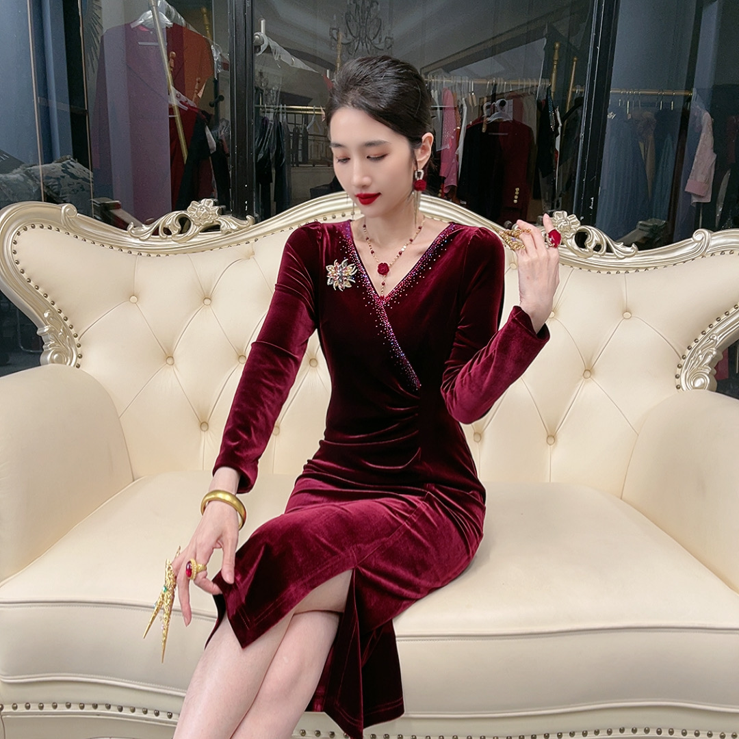 牟之恋{冬季新款}2025爆款连衣裙显瘦褶皱款气质女装连衣裙8868