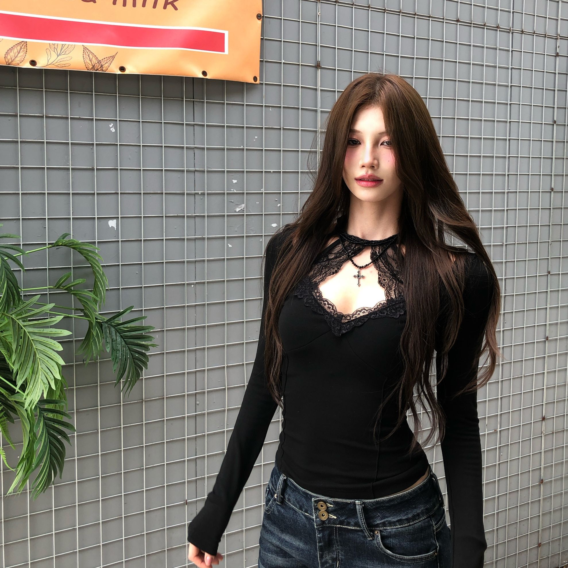 蕾丝拼接v领挂脖长袖T恤女秋冬新款黑色修身纯欲德绒打底内搭上衣