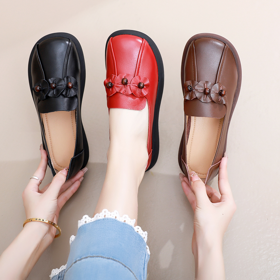 真皮软底新款妈妈中年平底中老年防滑单鞋老人舒适大码皮鞋女鞋