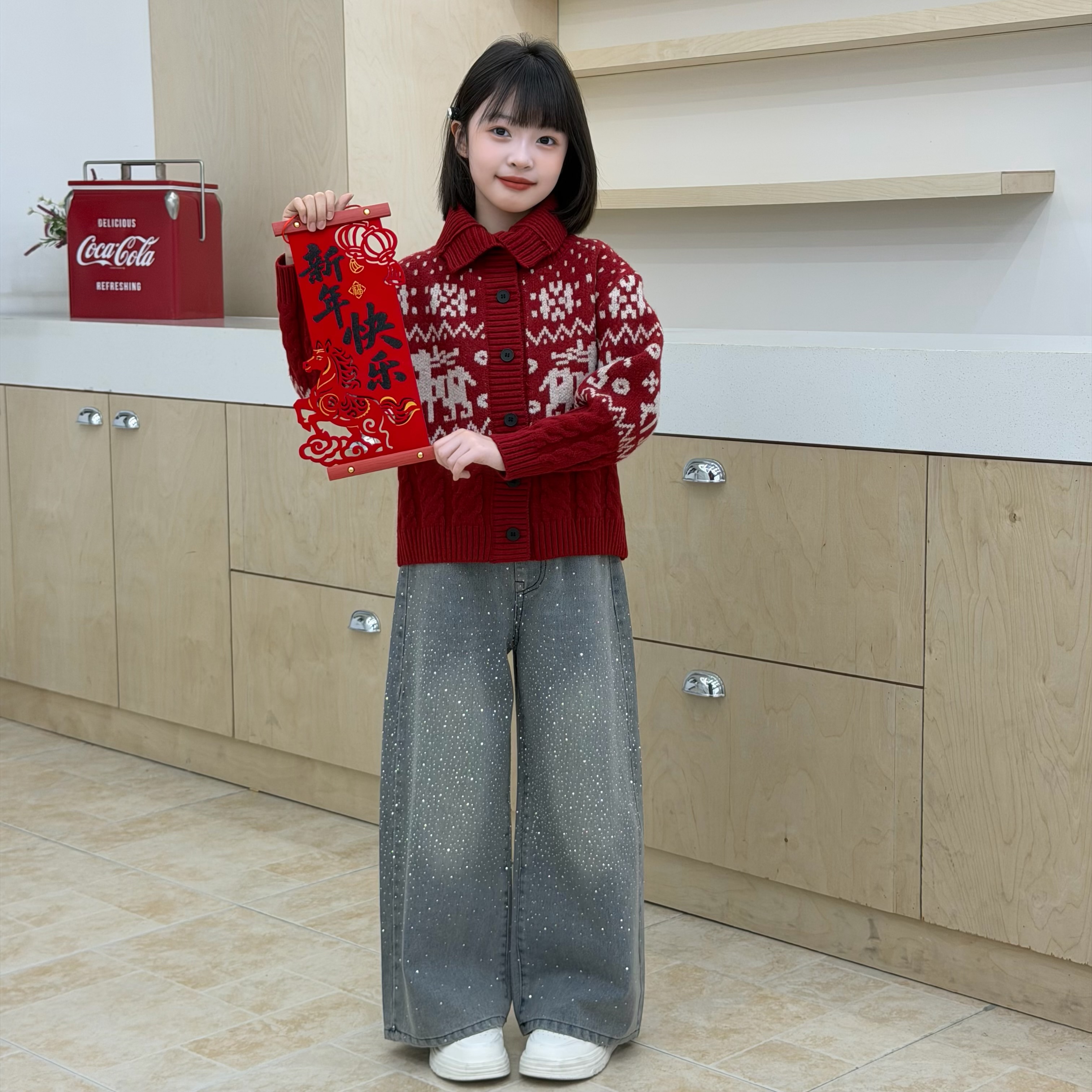 女童小马年货毛衣2026年提花开衫中大童秋冬烫钻牛仔裤高领针织衫
