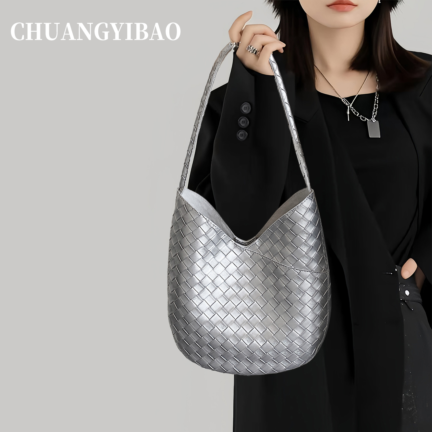 小众轻奢高级感编织水桶包女2025新款秋冬时尚简约通勤百搭单肩包