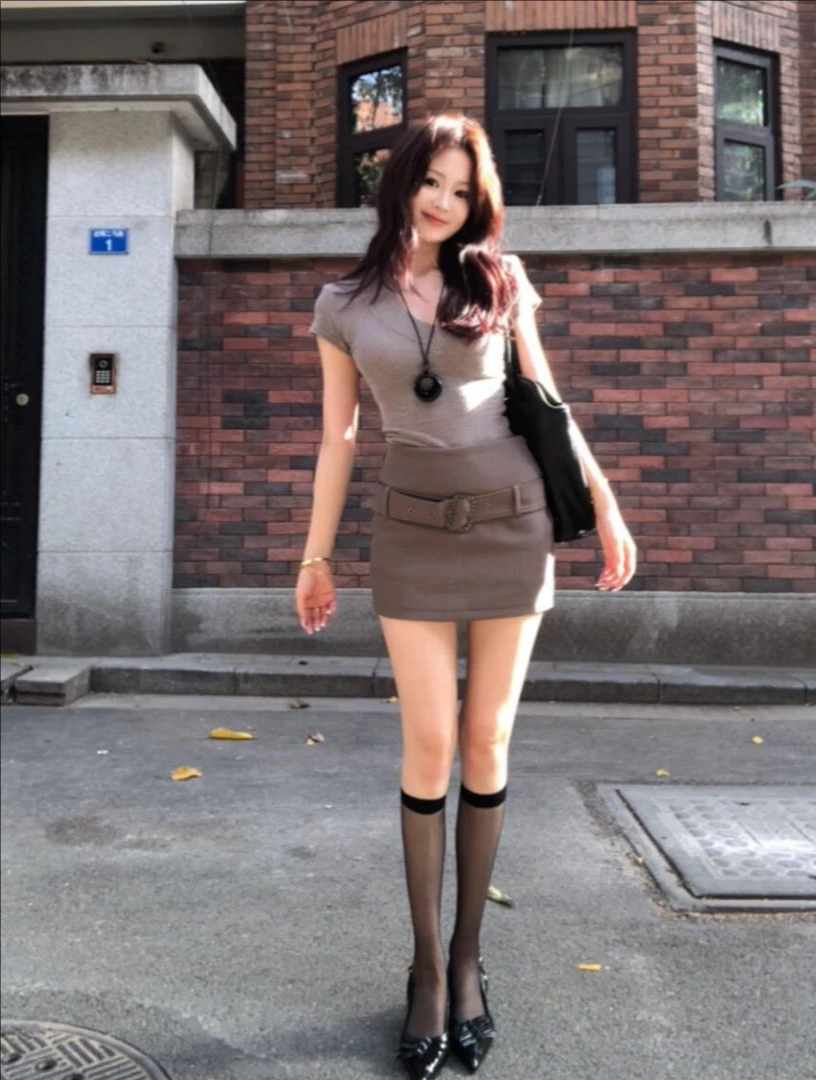 v领T恤女修身显瘦收腰上衣复古辣妹半身裙女腰带高腰包臀裙两件套